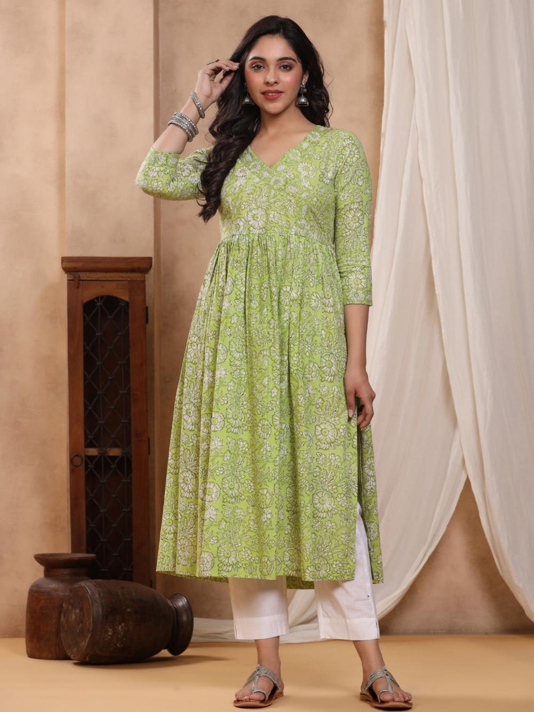 

Baisacrafts Women Green Ethnic Motifs Printed Anarkali Kurta