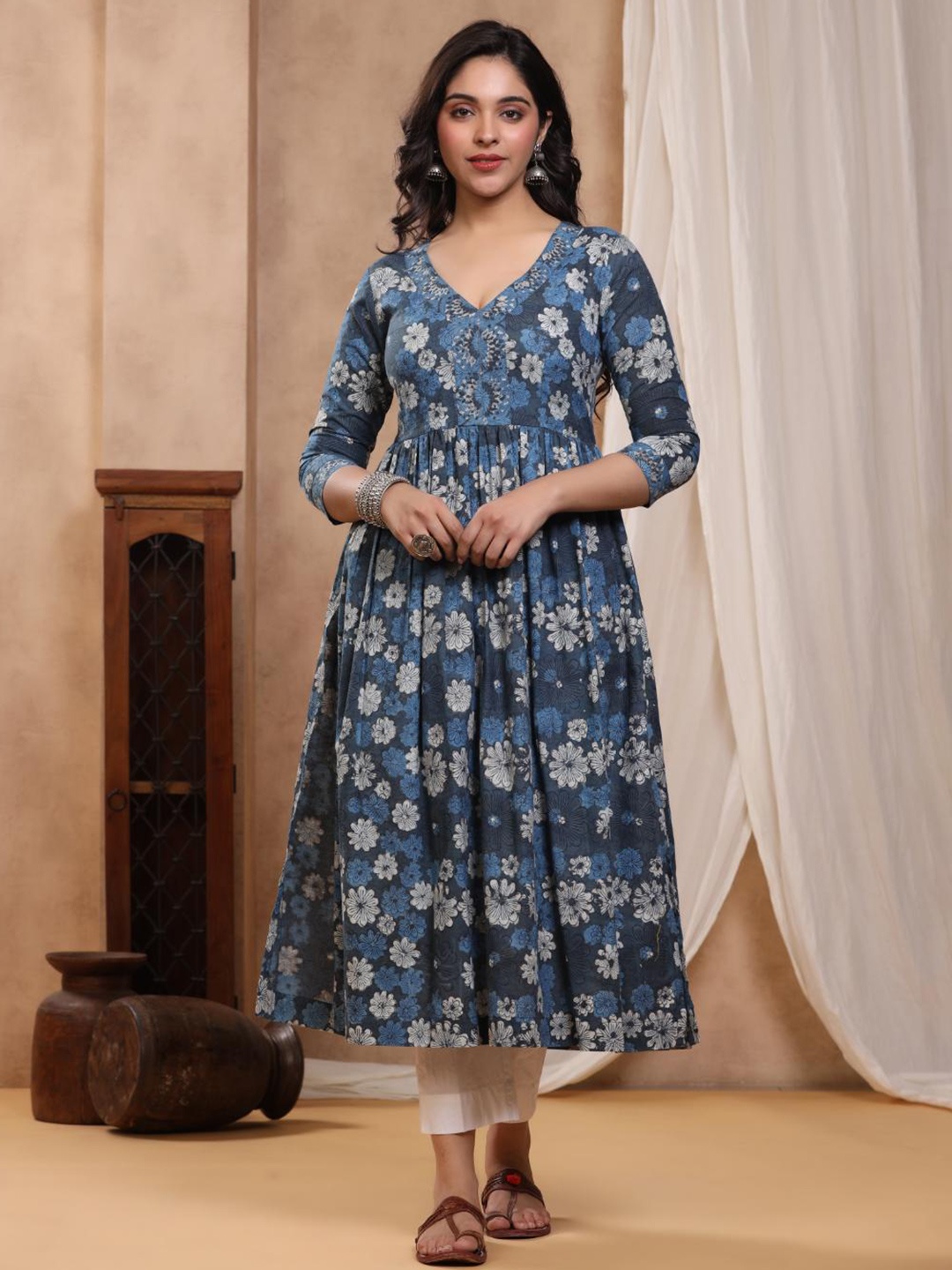 

Baisacrafts Women Blue Floral Printed Kurta