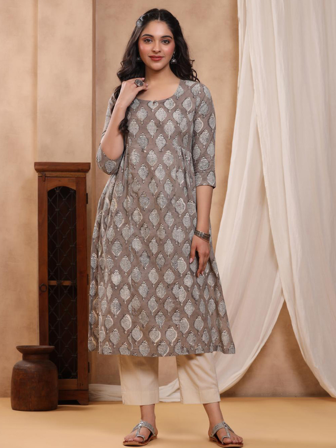 

Baisacrafts Women Grey Ethnic Motifs Printed Floral Kurta