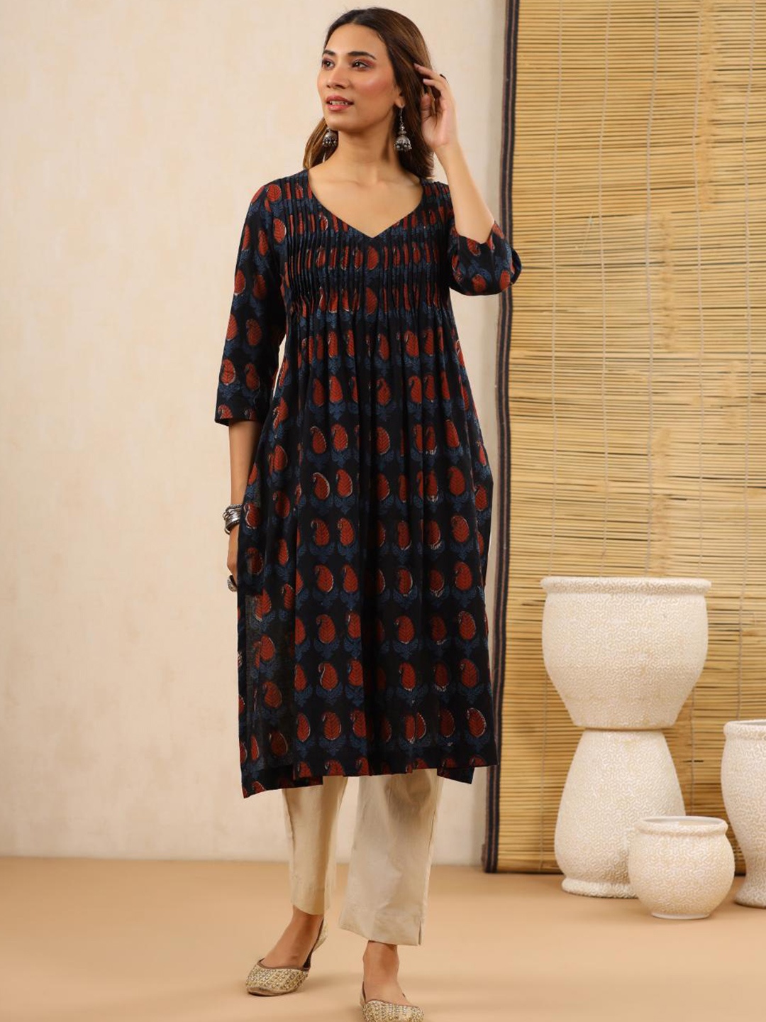 

Baisacrafts Women Black Floral Printed Kurta
