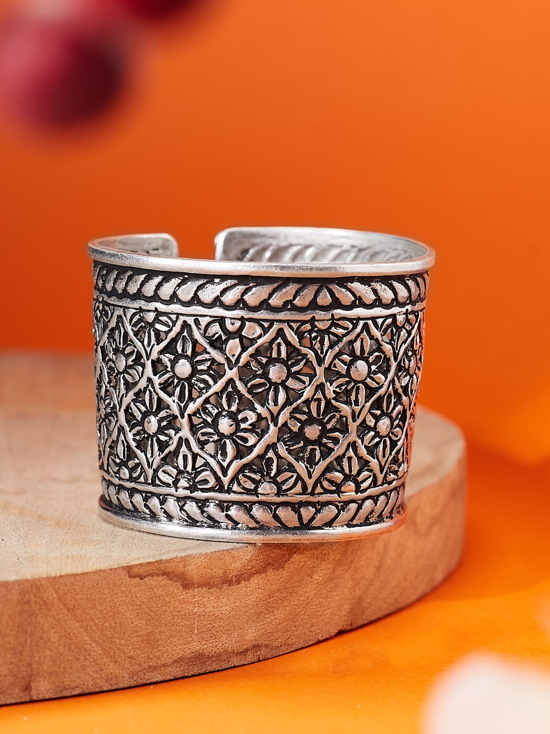 

Fabindia Silver-Plated Textured Detail Bangle