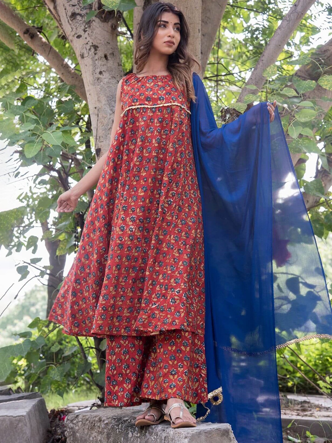 

Rangpur Women Floral Printed Gotta Patti Pure Cotton Kurta With Palazzos & Dupatta, Maroon