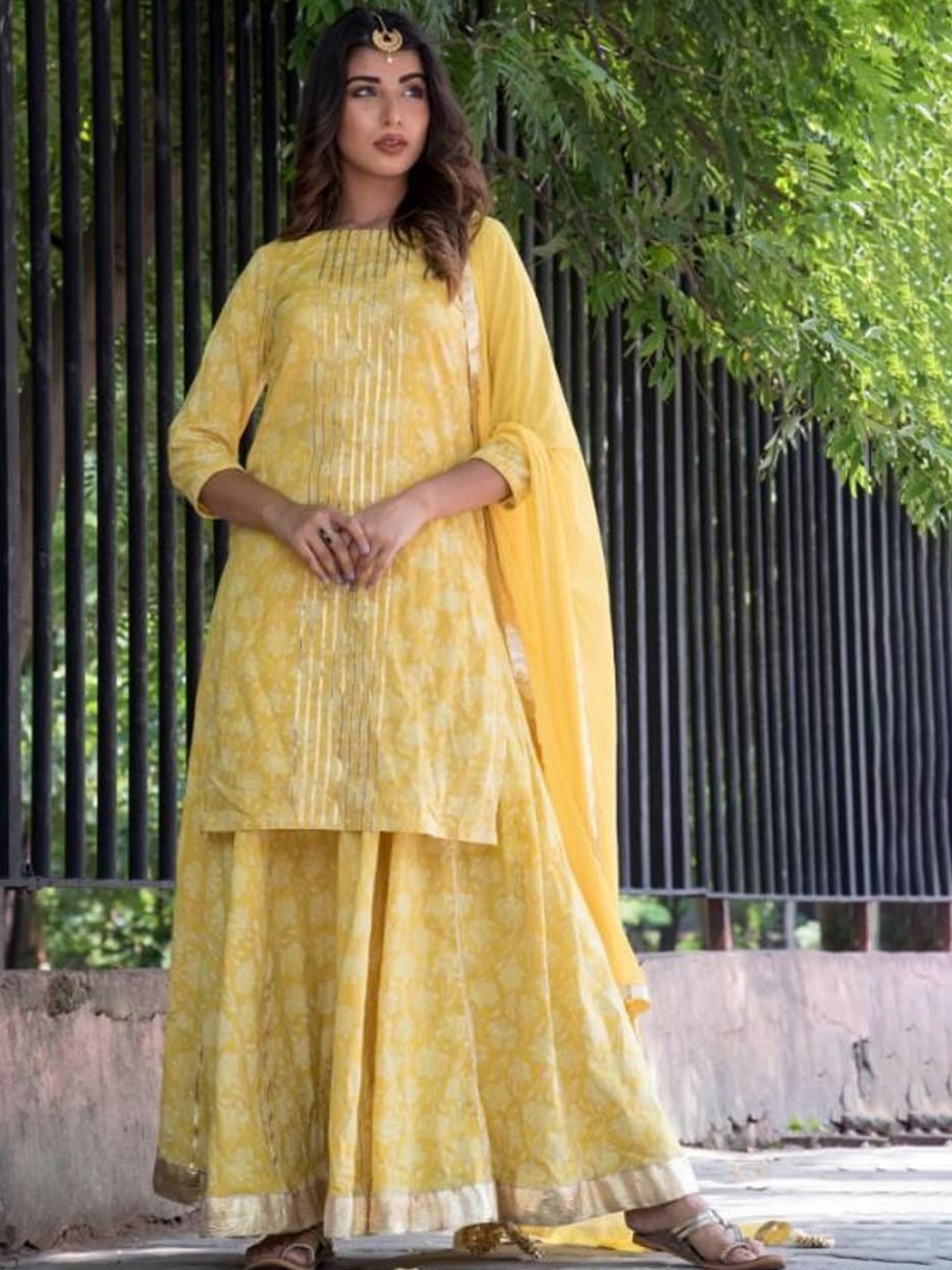 

Rangpur Women Floral Printed Gotta Patti Pure Cotton Kurti With Skirt & Dupatta, Yellow