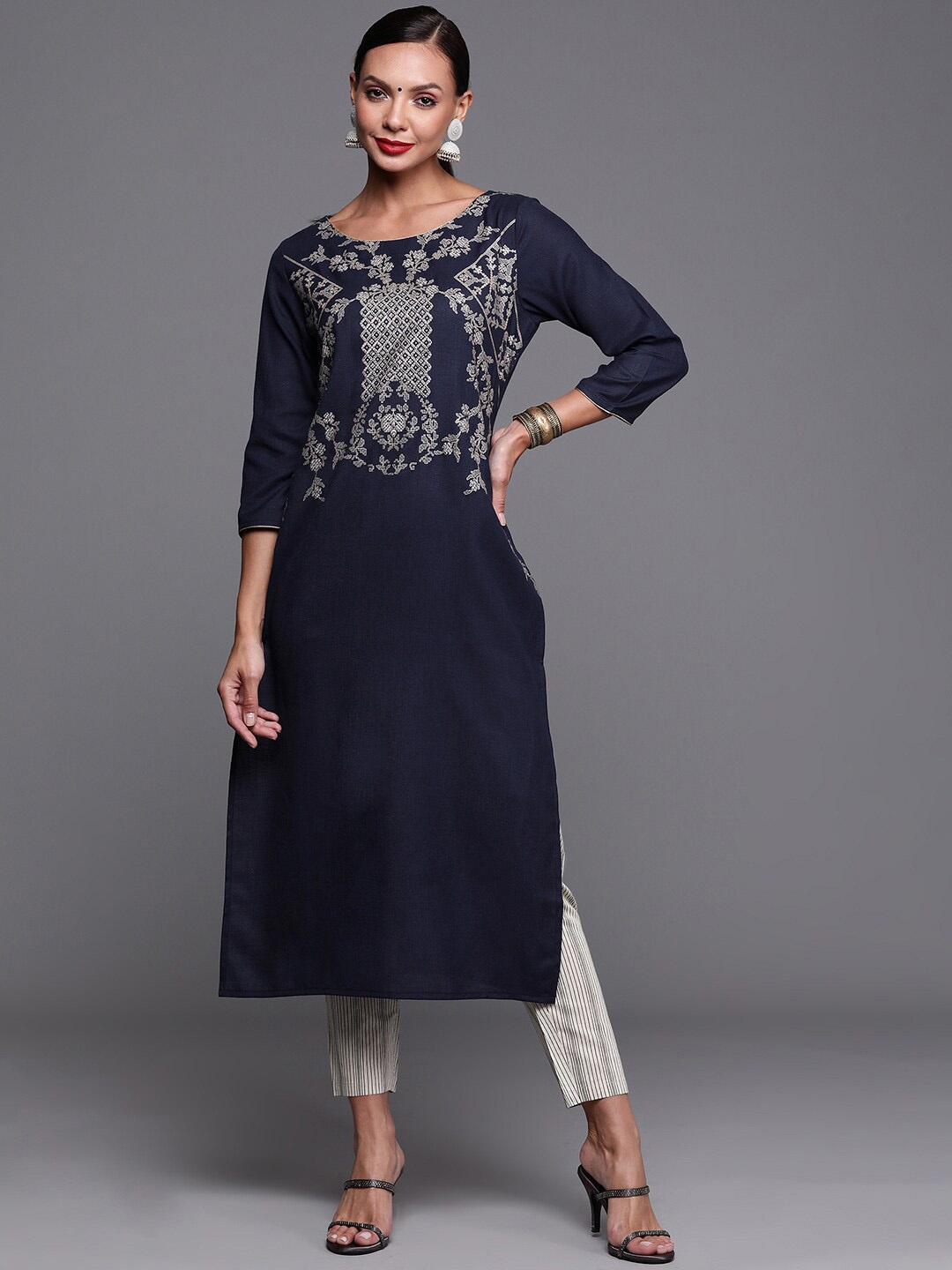 

Indo Era Paisley Thread Work Straight Kurta, Navy blue