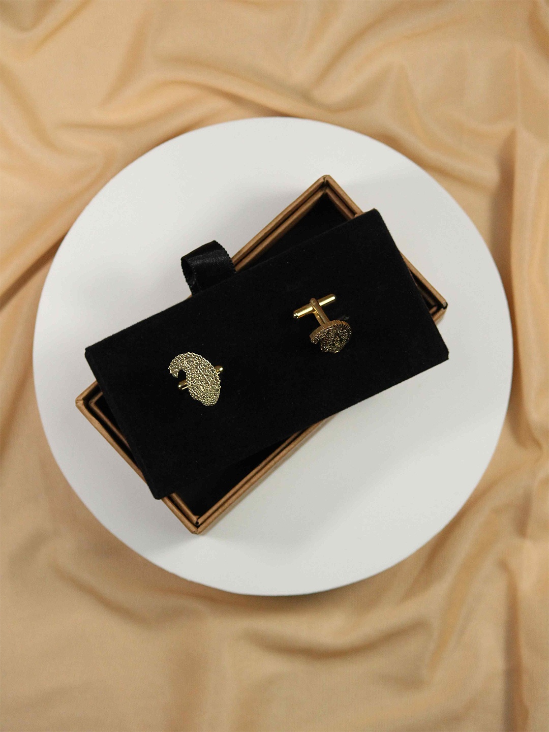 

Tossido Gold-Plated Floral Shaped Cufflink