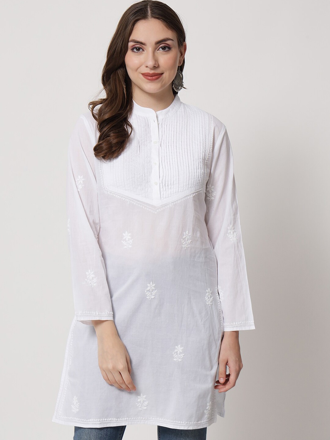 

PARAMOUNT CHIKAN Women White Embroidered Chikankari Kurta