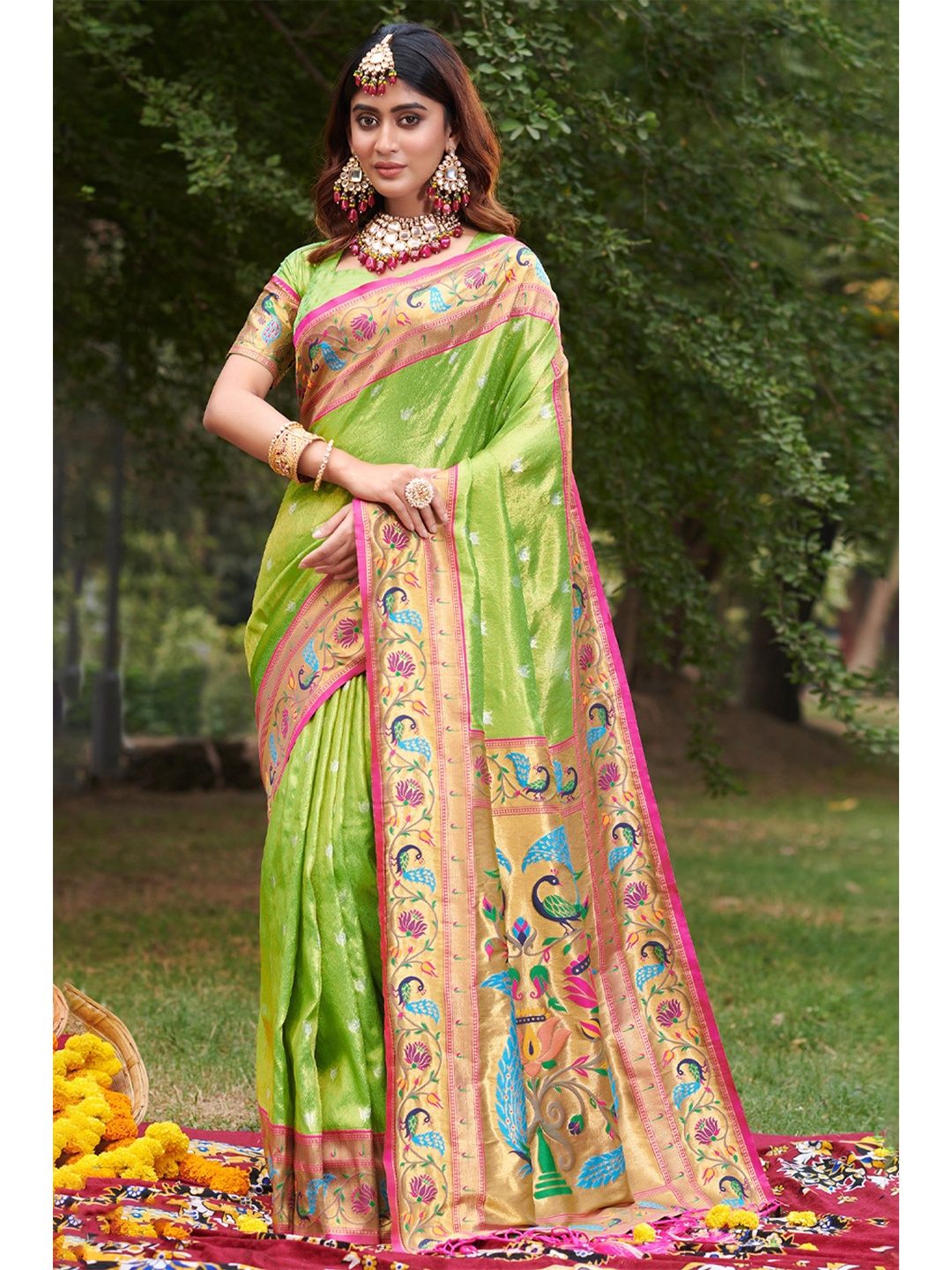 

Exclusiva Woven Design Zari Silk Blend Banarasi Saree, Green