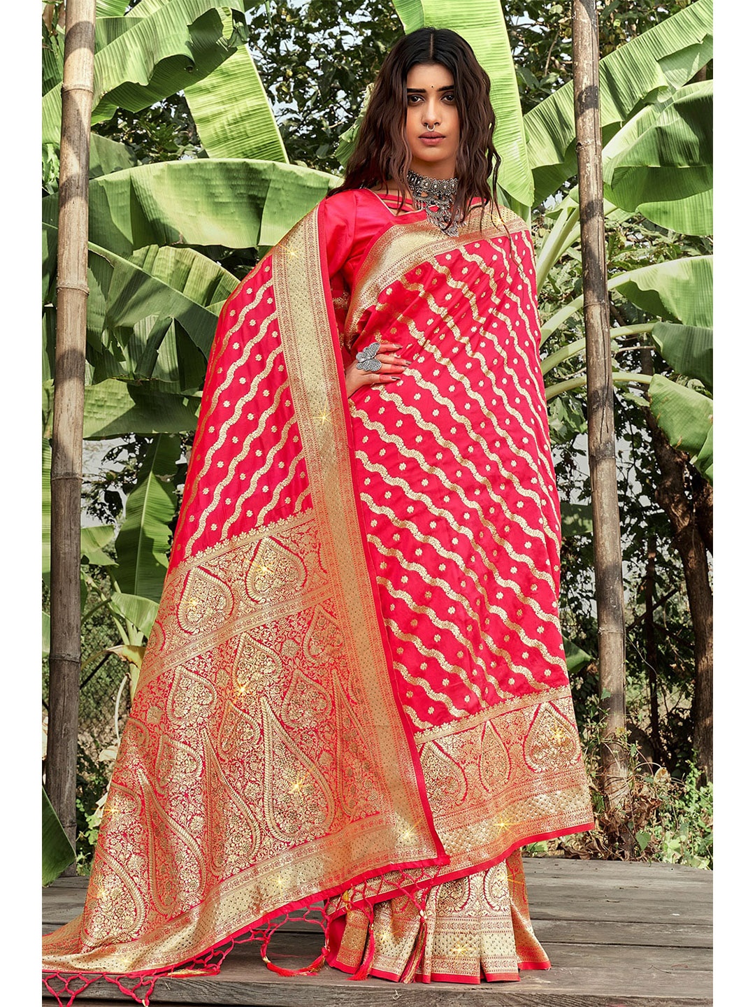 

Exclusiva Woven Design Zari Banarasi Saree, Red