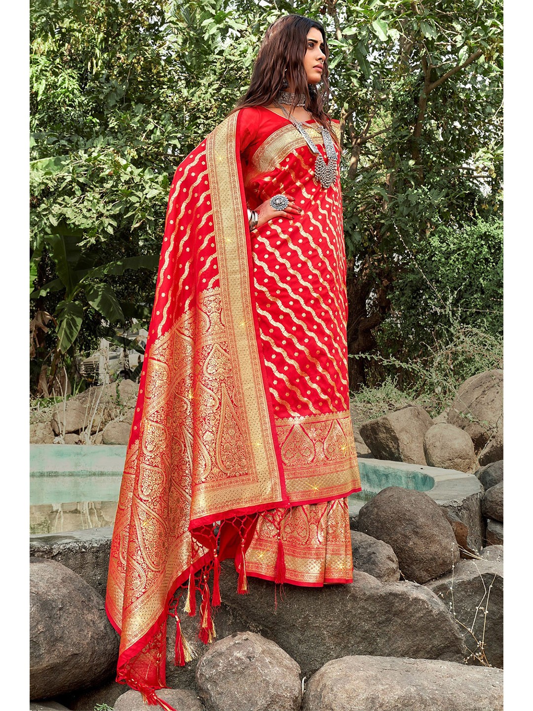 

Exclusiva Woven Design Zari Silk Blend Banarasi Saree, Red