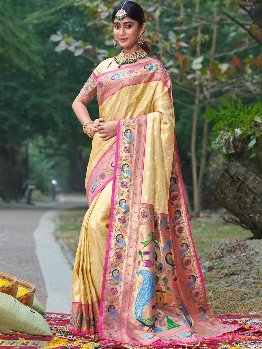 

Exclusiva Woven Design Zari Banarasi Saree, Cream