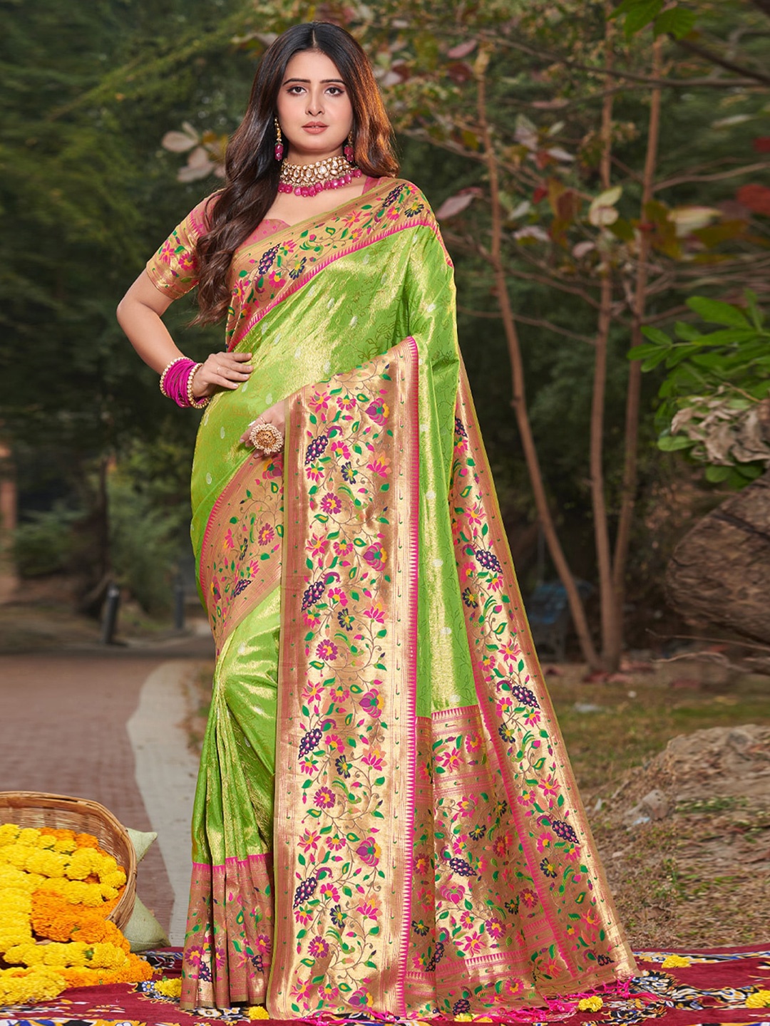 

Exclusiva Woven Design Zari Silk Blend Banarasi Saree, Green