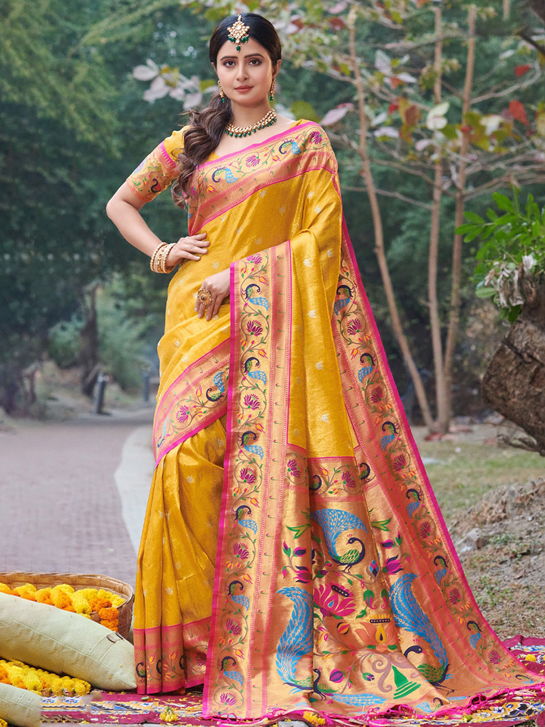 

Exclusiva Woven Design Zari Banarasi Saree, Yellow