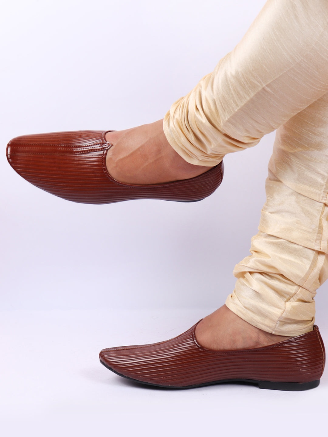 

FAUSTO Men Ethnic Textured Lightweight Mojaris, Tan