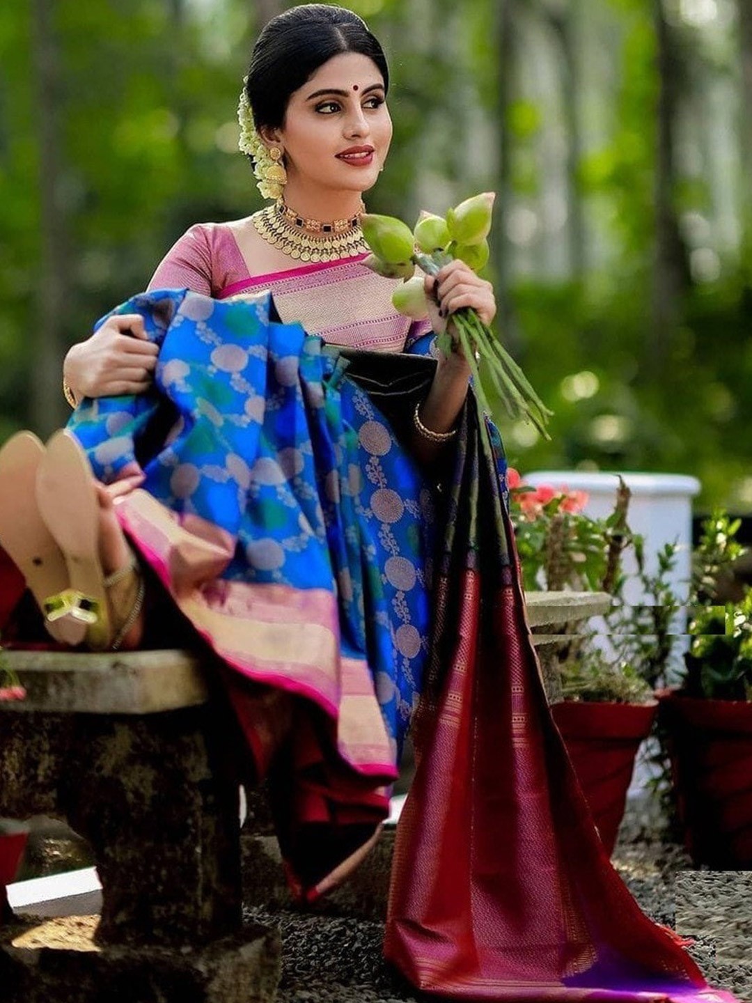 

ORUS Woven Design Zari Silk Blend Kanjeevaram Saree, Blue
