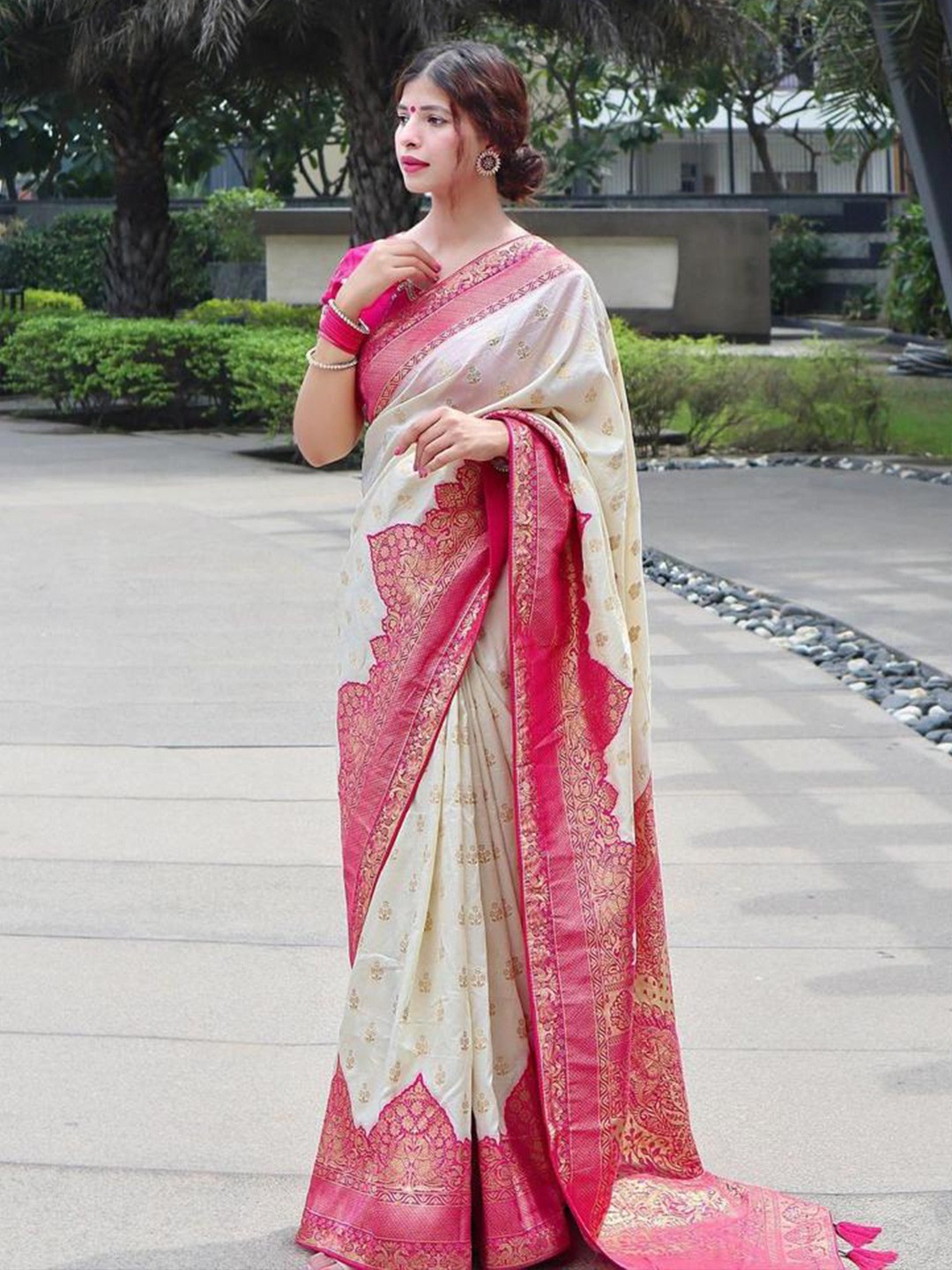 

ORUS Woven Design Zari Silk Blend Banarasi Saree, Off white