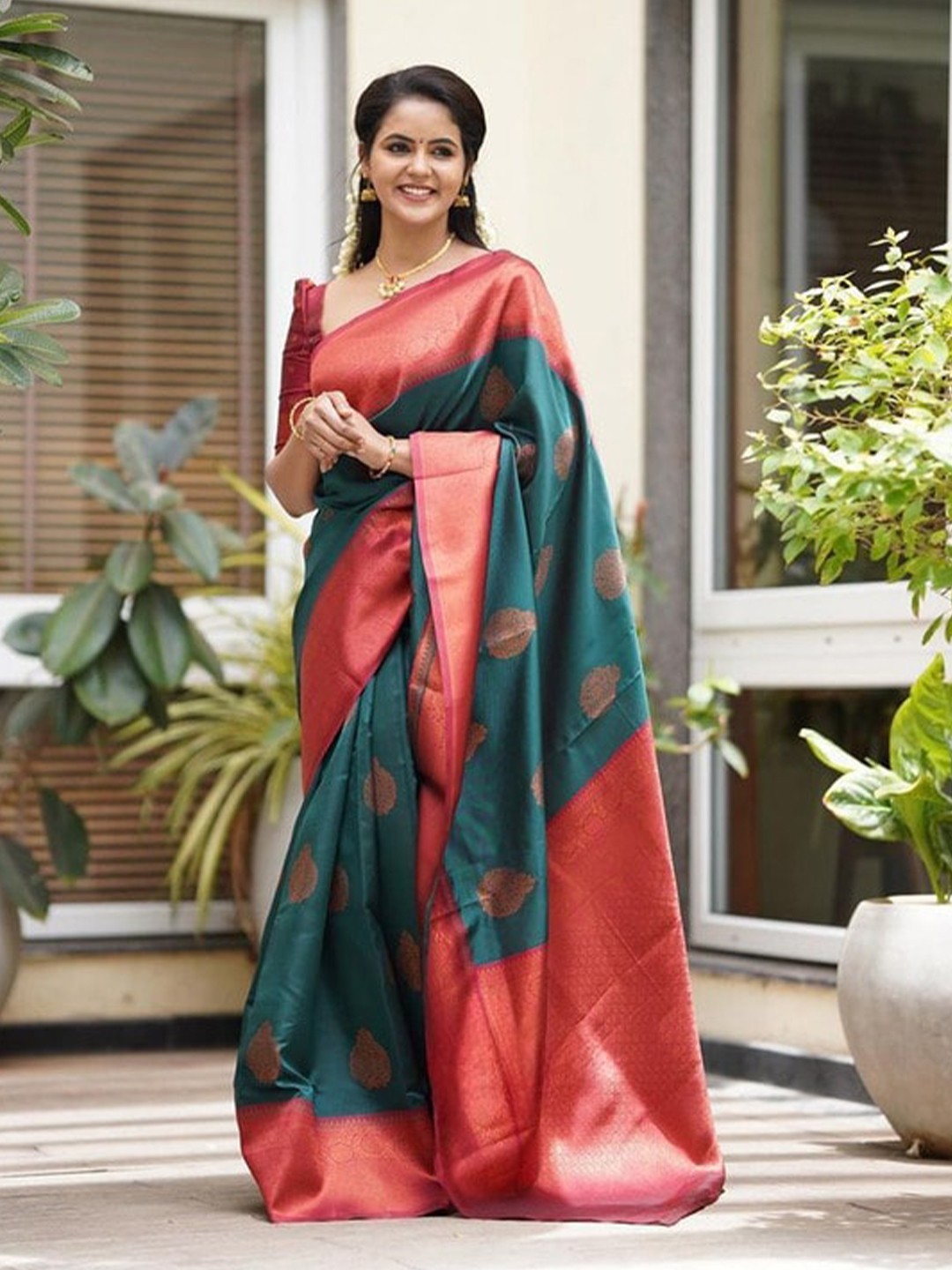 

ORUS Woven Design Zari Silk Blend Kanjeevaram Saree, Green