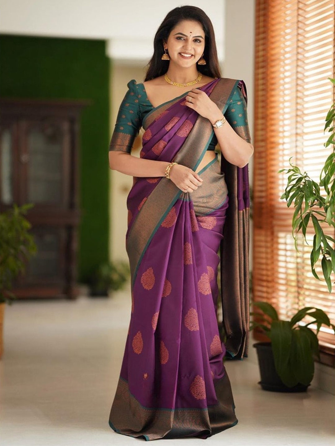 

ORUS Woven Design Zari Silk Blend Kanjeevaram Saree, Magenta