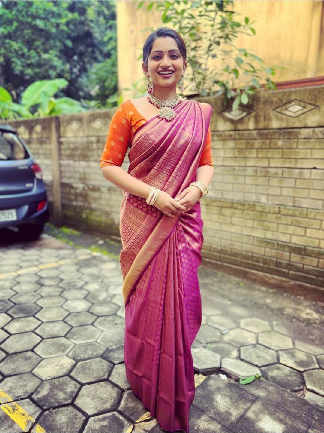 

ORUS Woven Design Zari Silk Blend Banarasi Saree, Magenta