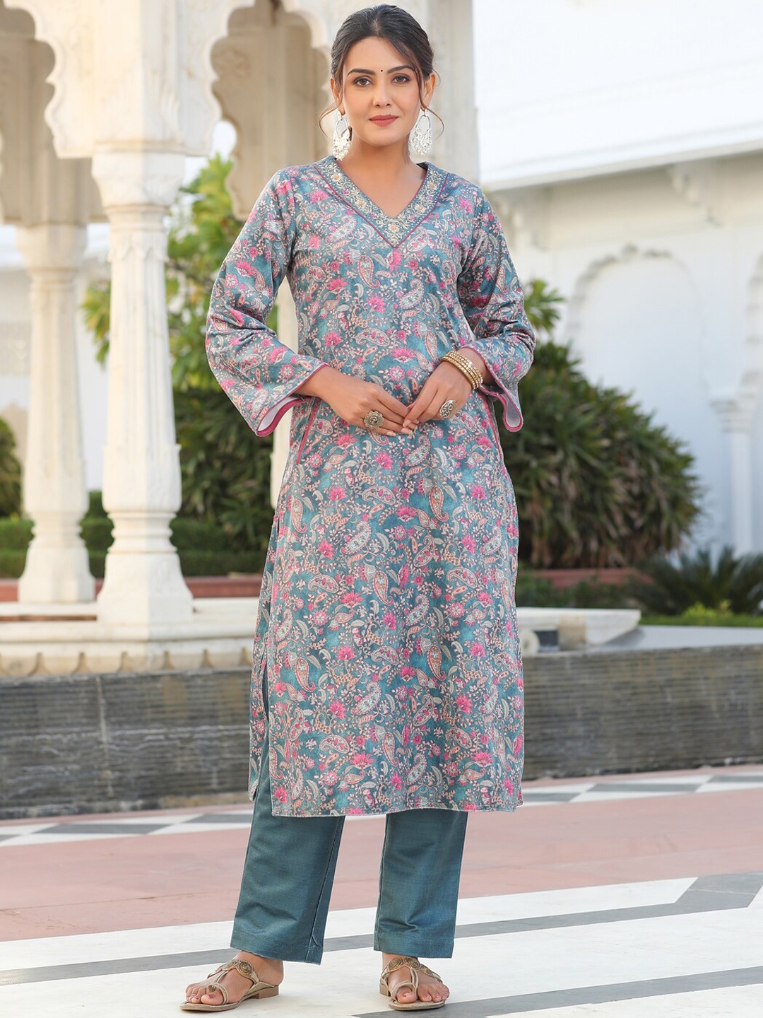 

Jaipur Kurti Ethnic Motifs Printed Velvet Kurta with Trousers, Green