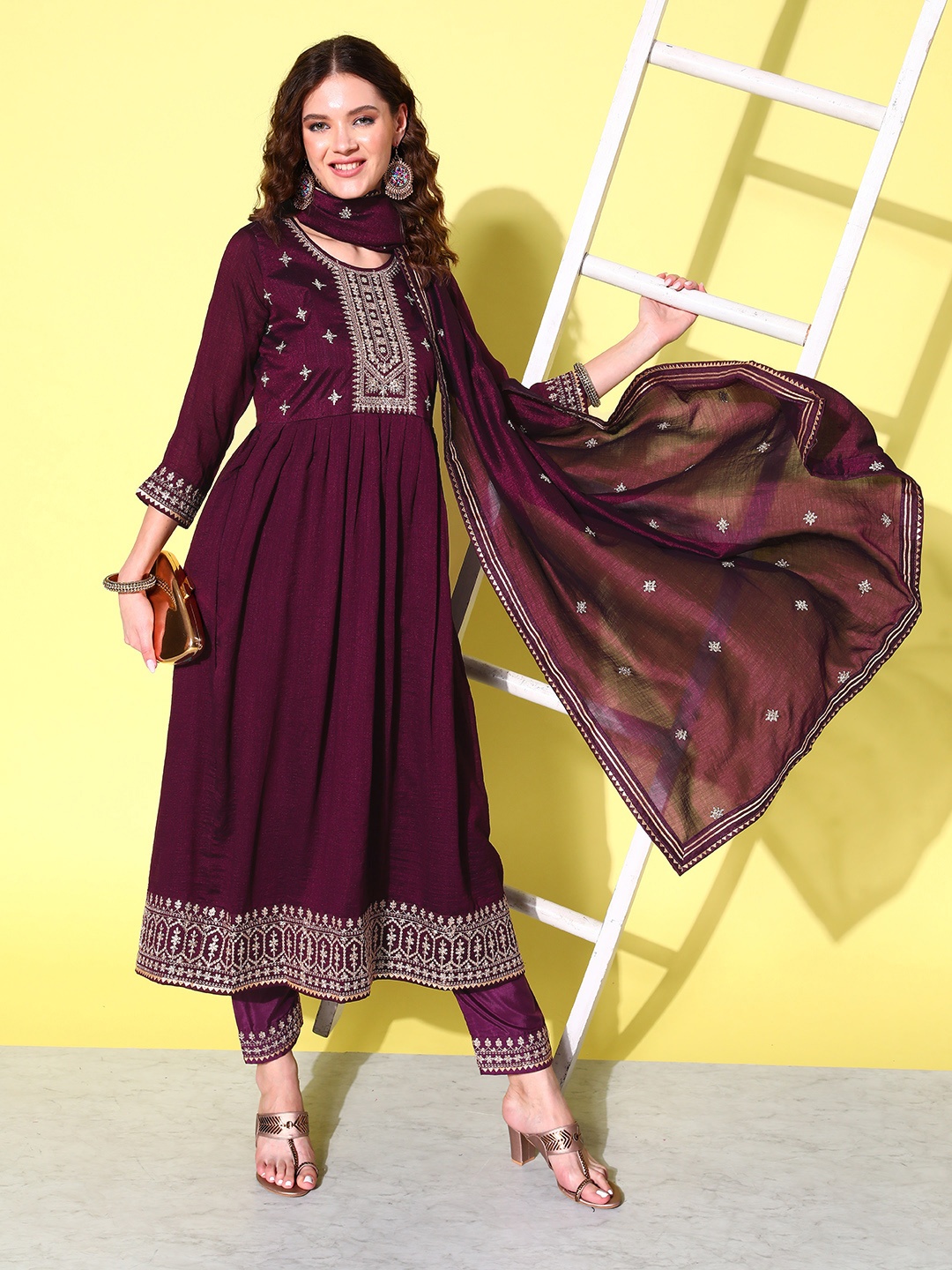 

Kvsfab Floral Embroidered Kurta With Trousers & Dupatta, Burgundy