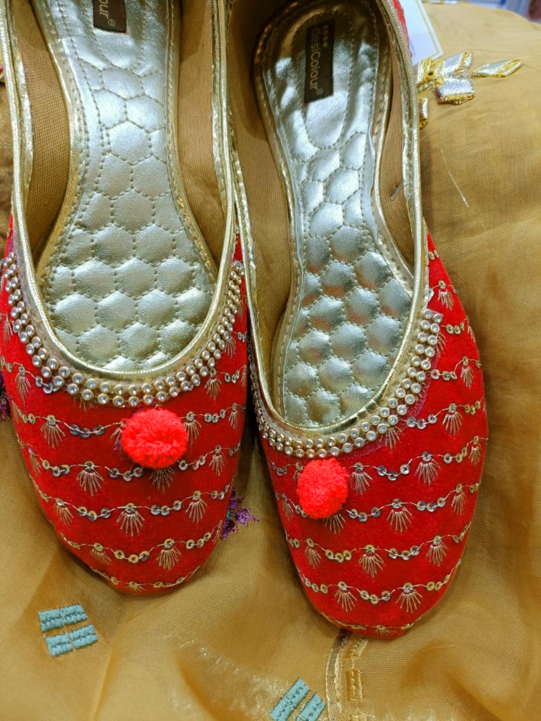 

DESI COLOUR Women Embellished Ethnic Mojaris, Red