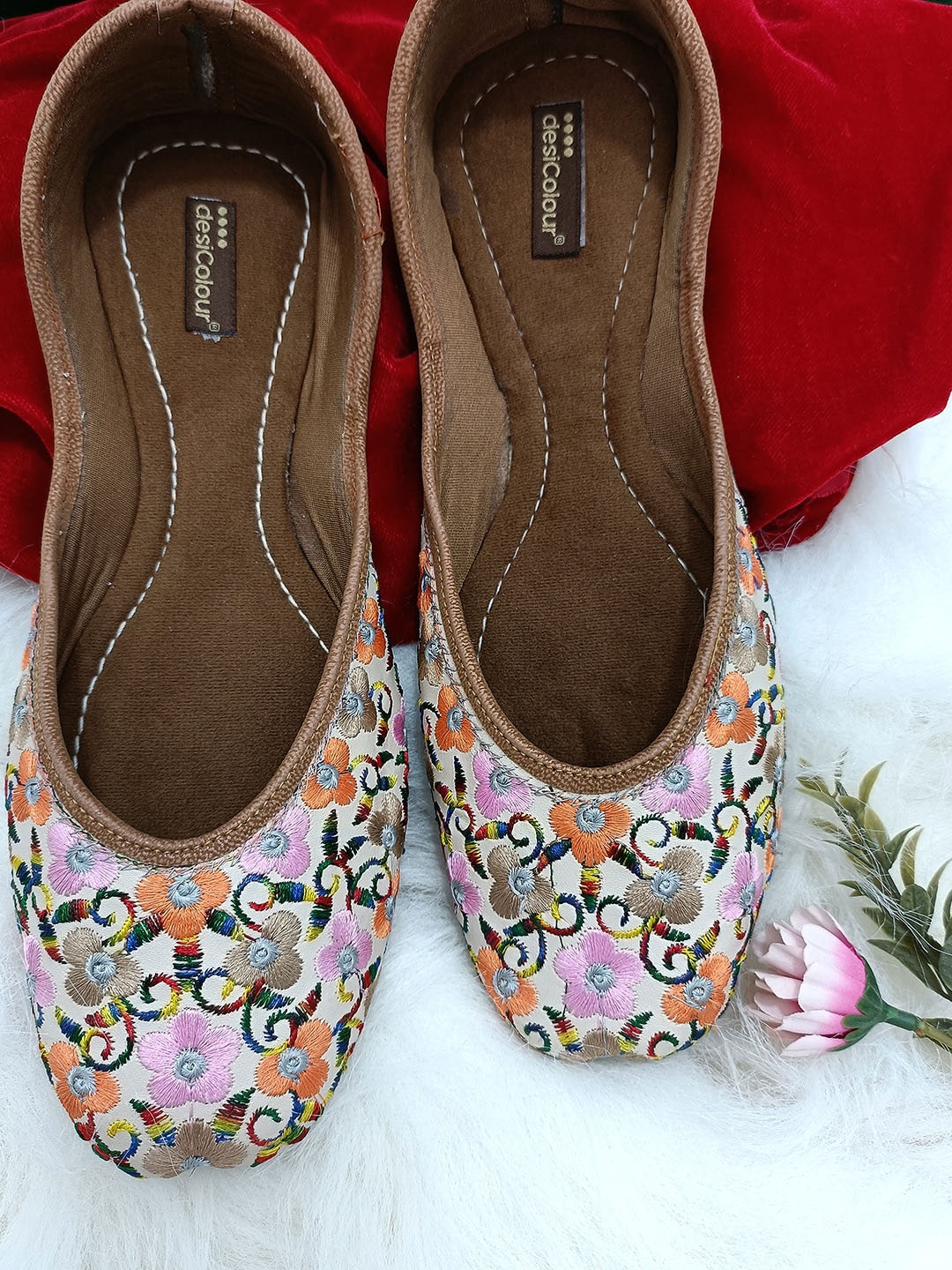 

DESI COLOUR Women Ethnic Embroidered Mojaris, Off white