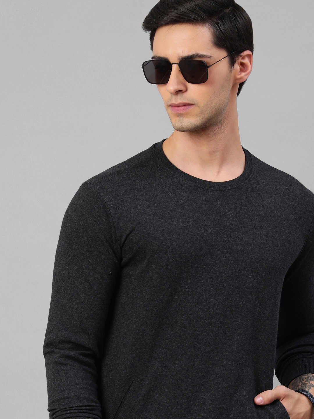 

Huetrap Men Solid Pullover, Charcoal