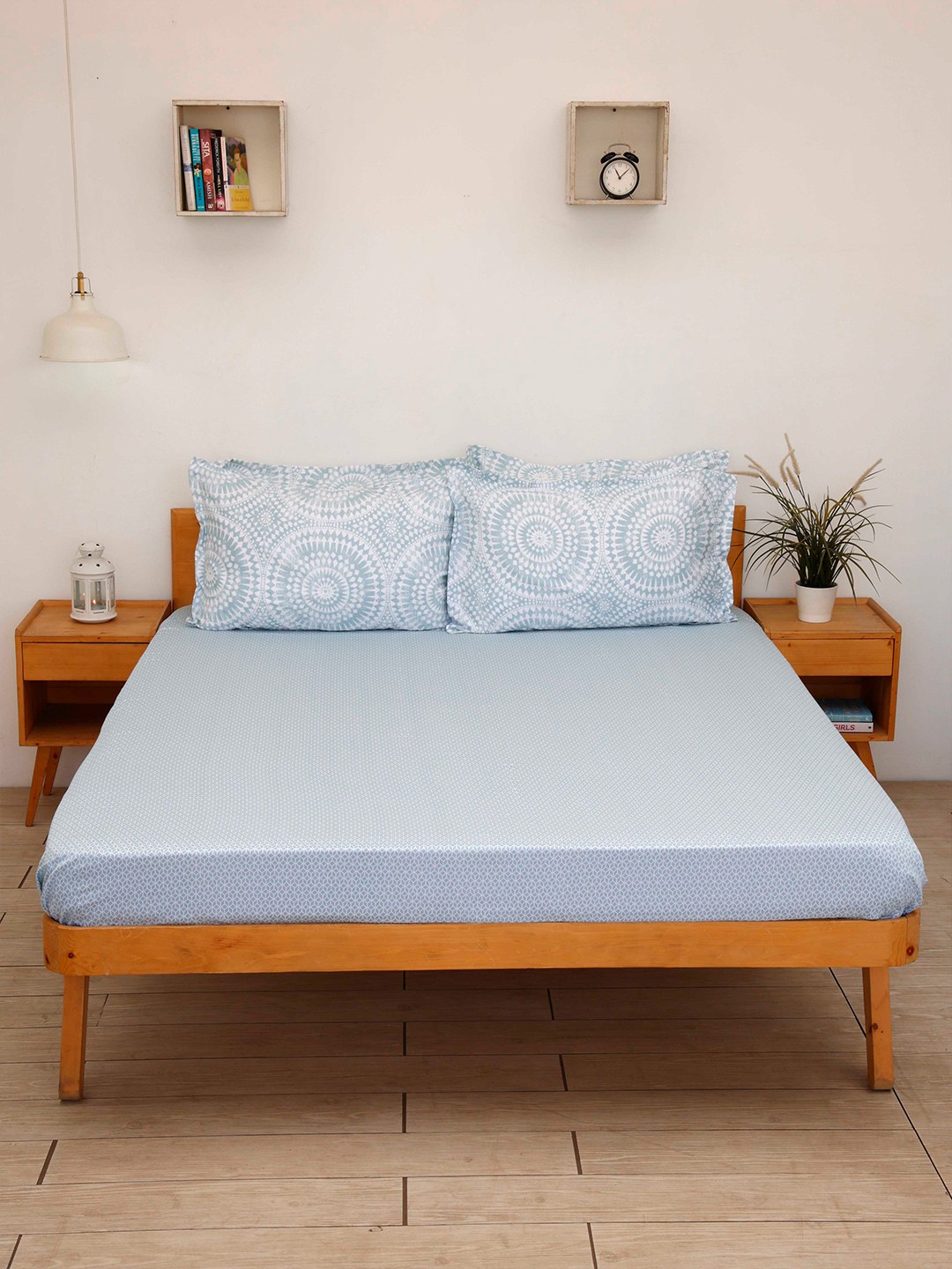 

Ariana Blue & White Geometric 260 TC Flat Pure Cotton King Bedsheet with 2 Pillow Covers