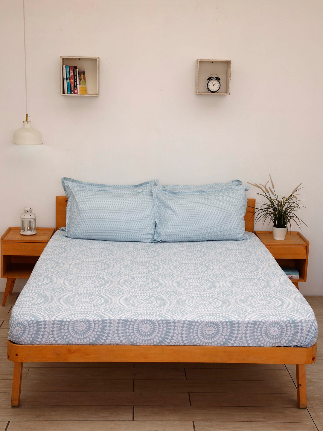 

Ariana Blue & White Ethnic Motifs 260 TC Flat Pure Cotton King Bedsheet & 2 Pillow Covers