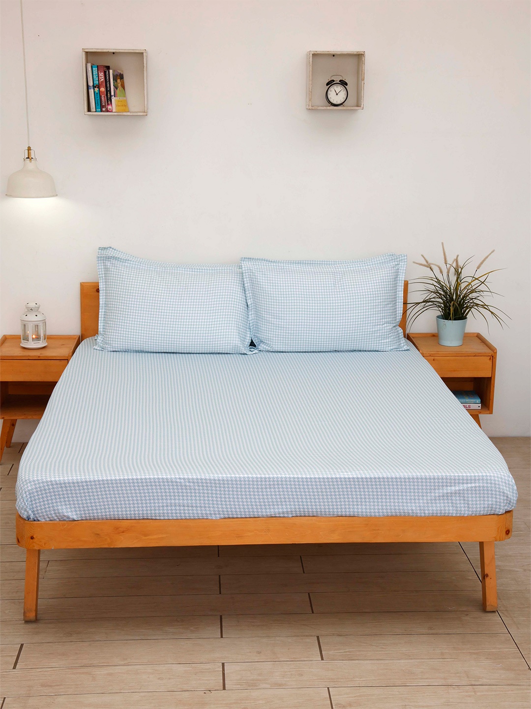 

Ariana Blue & White 260 TC Flat Pure Cotton King Bedsheet with 2 Pillow Covers