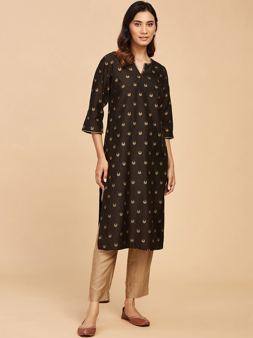 

Fabindia Notch Neck Geometric Printed Flared Sleeves Kurta, Black