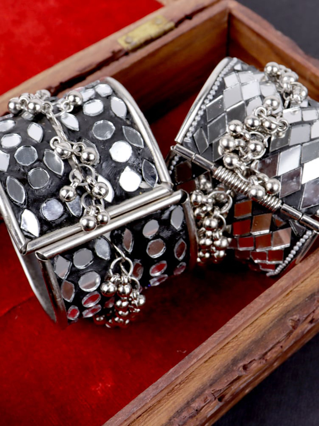 

Krelin Women Pack of 2 Black & Silver-Toned Sterling Silver Mirror Silver-Plated Cuff Bracelet