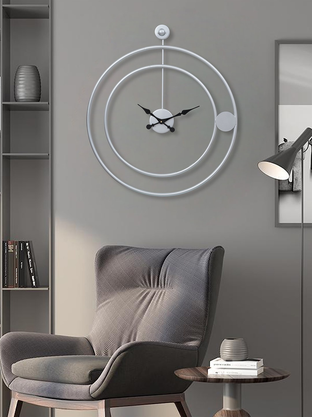 

eCraftIndia Silver-Toned & Black Round Analogue Contemporary Wall Clock