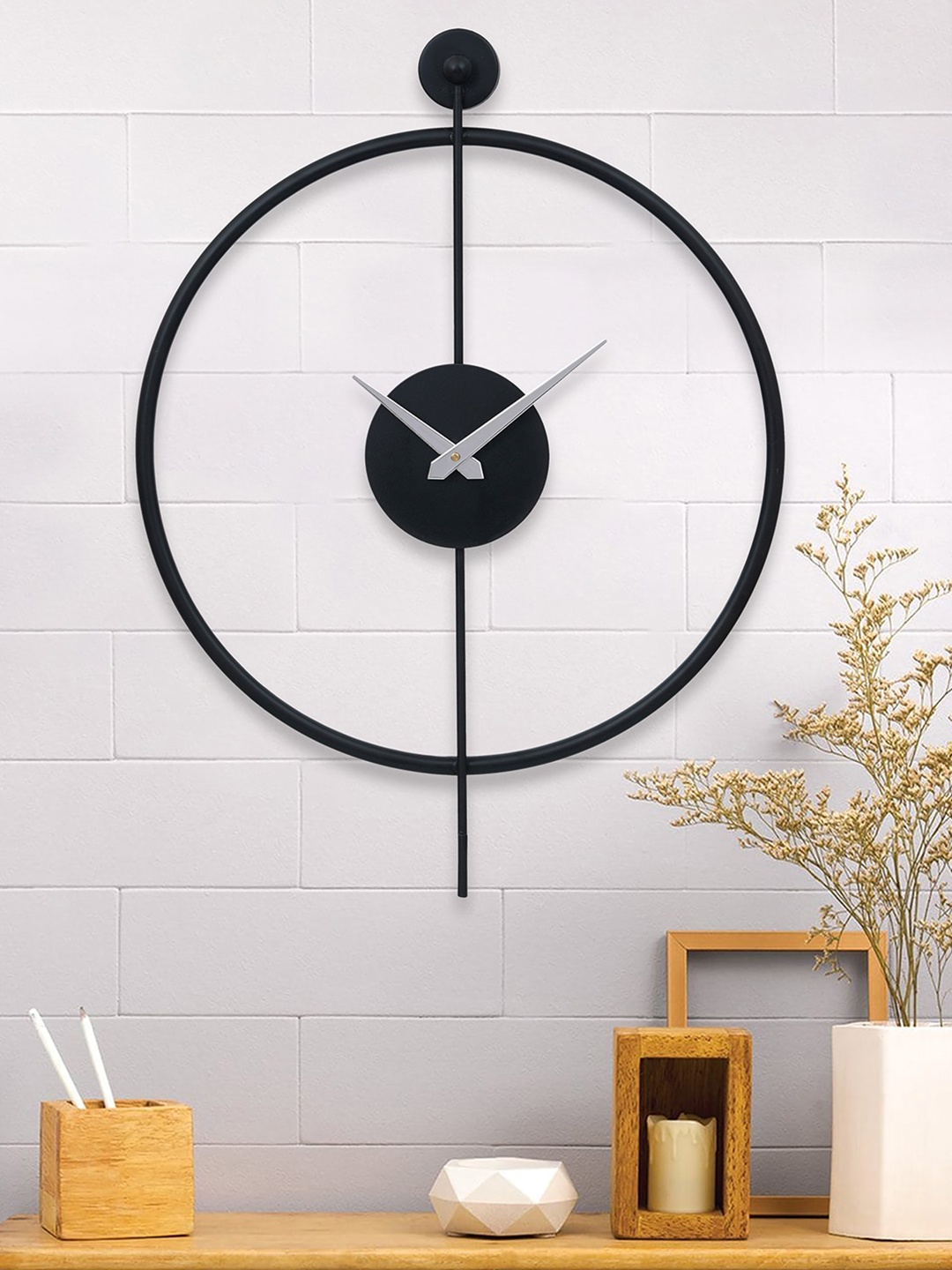 

eCraftIndia Black & Silver-Toned Round Analogue Contemporary Wall Clock