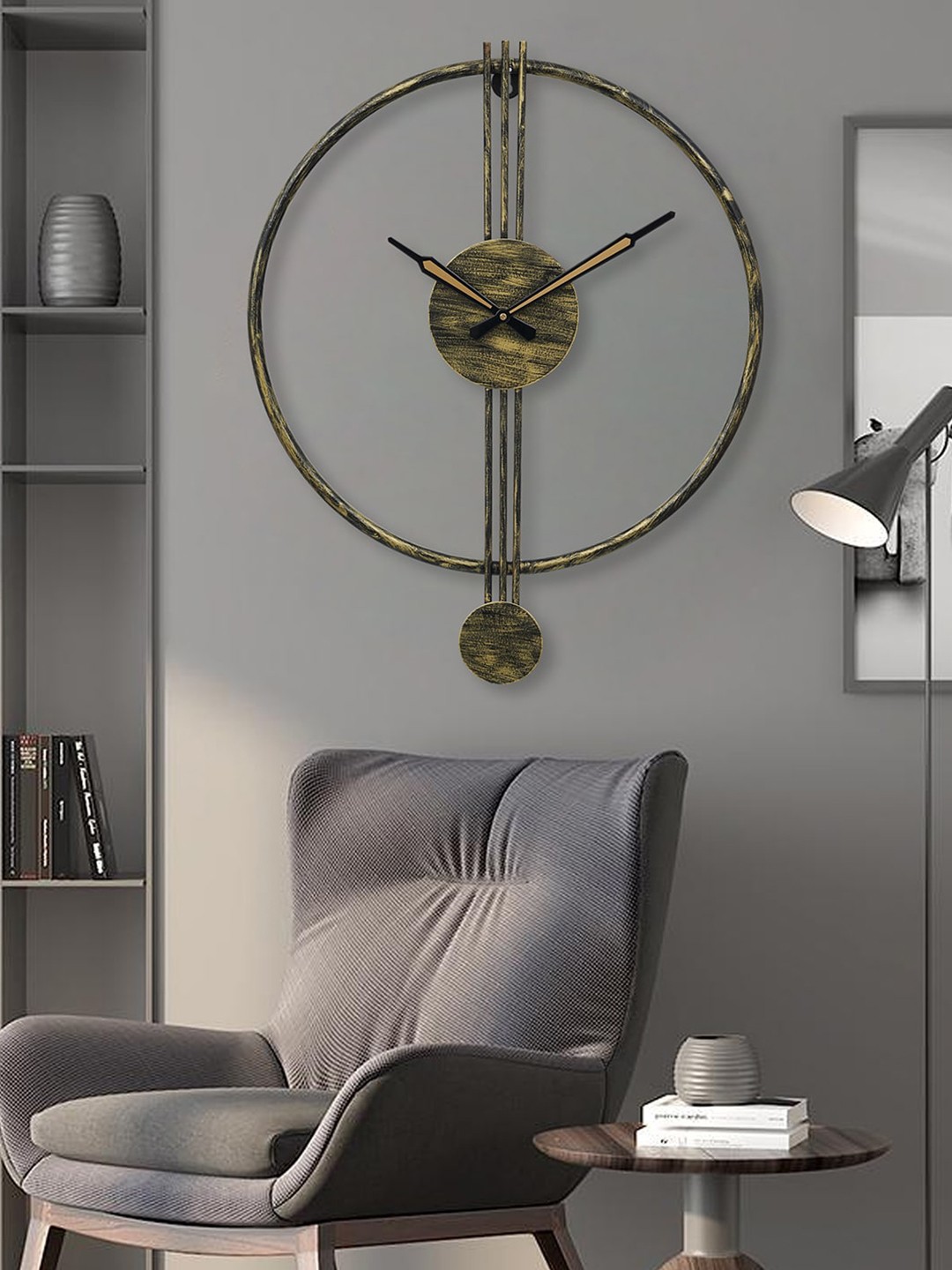 

eCraftIndia Black & Gold-Toned Round Analogue Contemporary Wall Clock