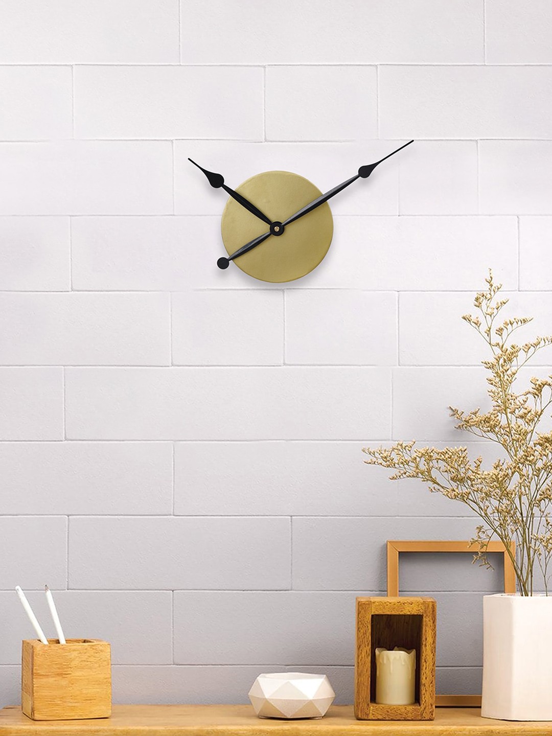 

eCraftIndia Gold-Toned & Black Round Analogue Contemporary Wall Clock