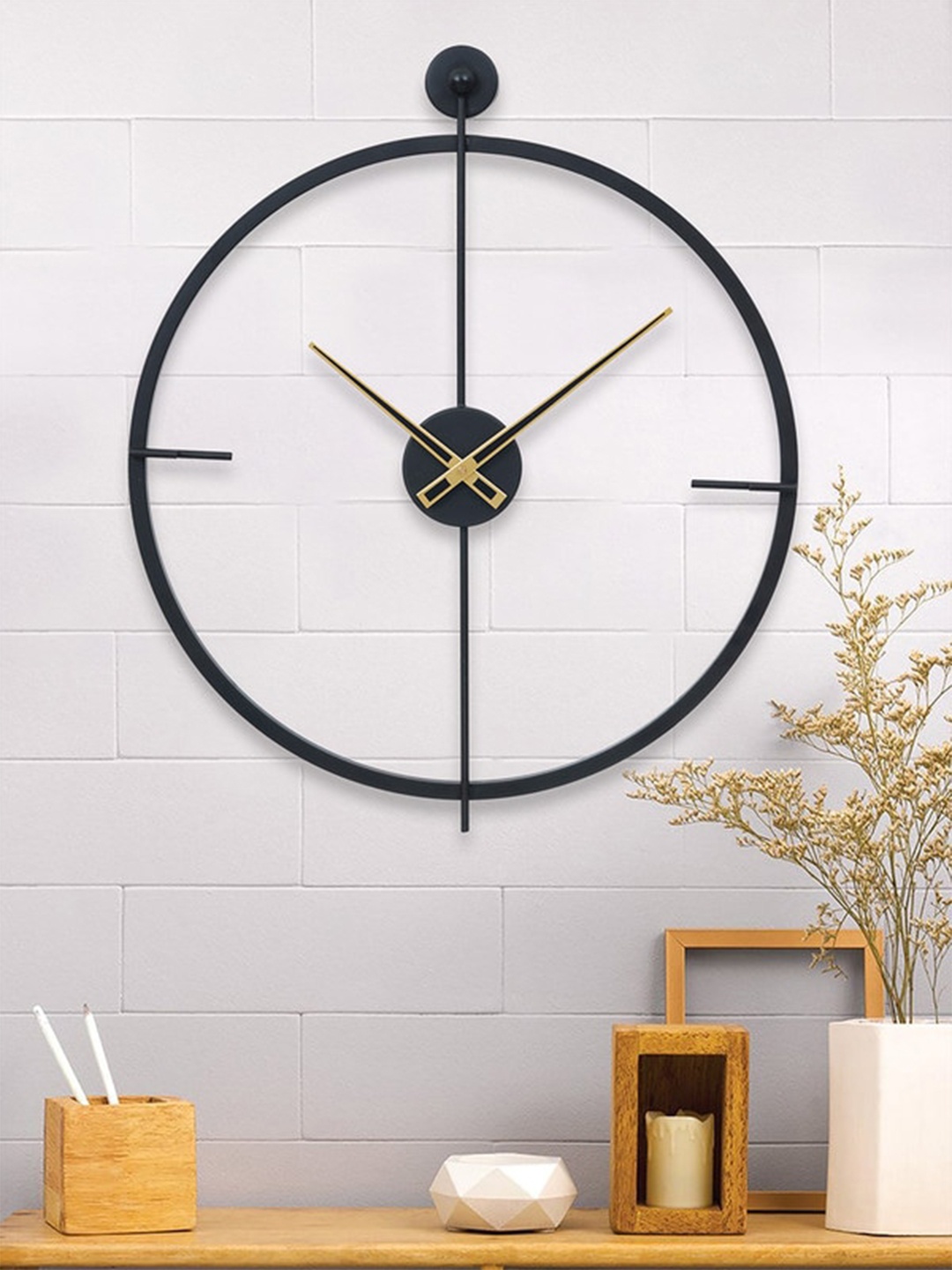 

eCraftIndia Black & Gold-Toned Round Analogue Contemporary Wall Clock