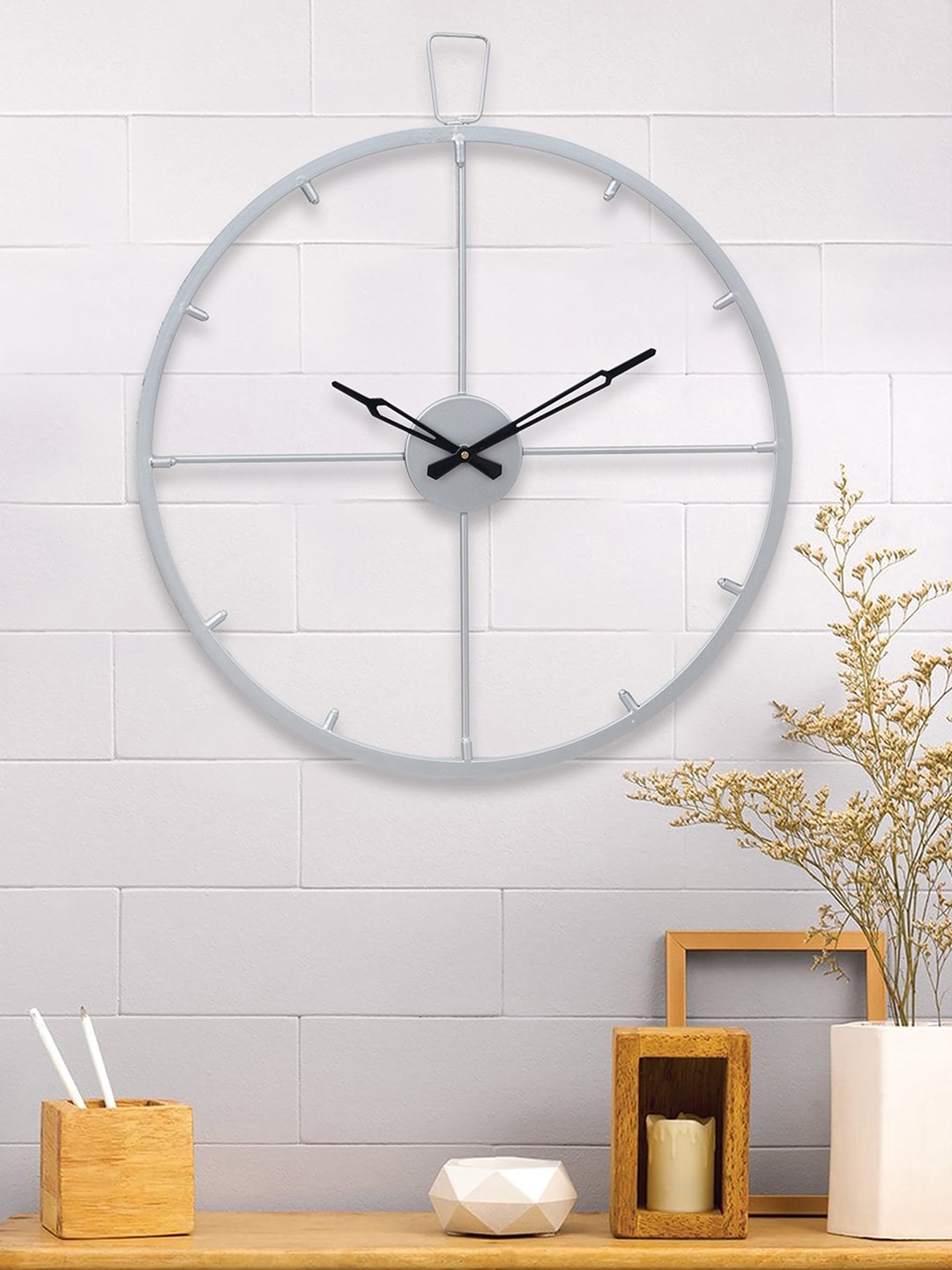 

eCraftIndia Silver-Toned & Black Round Analogue Contemporary Wall Clock