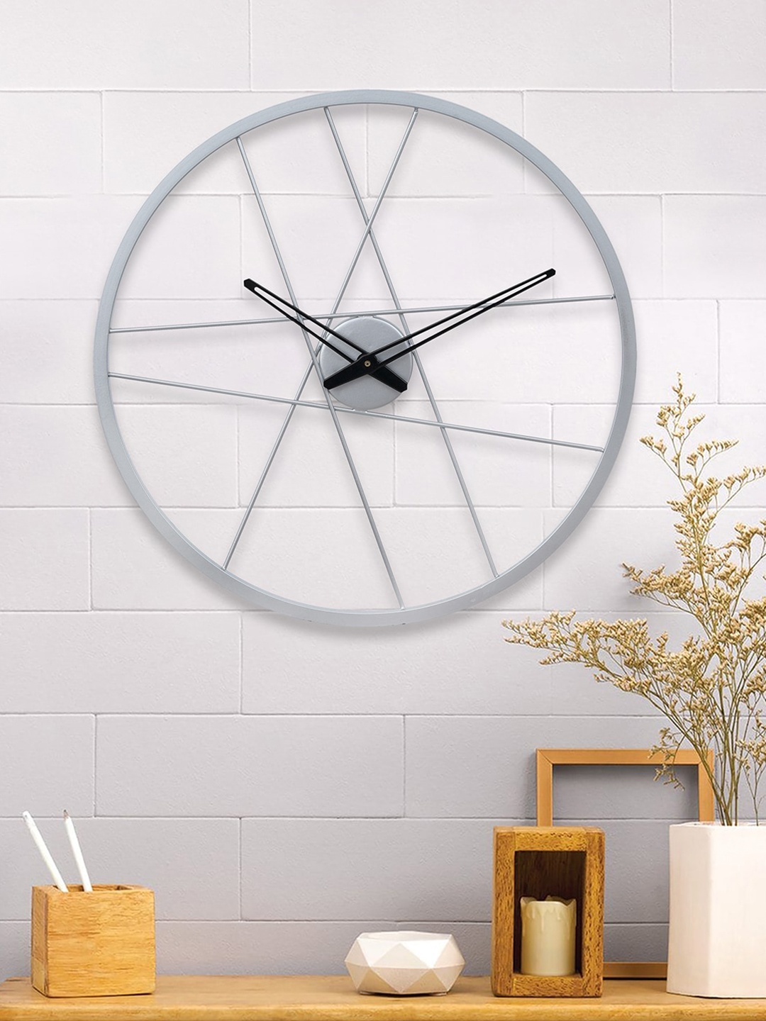 

eCraftIndia Silver-Toned & Black Round Analogue Contemporary Wall Clock