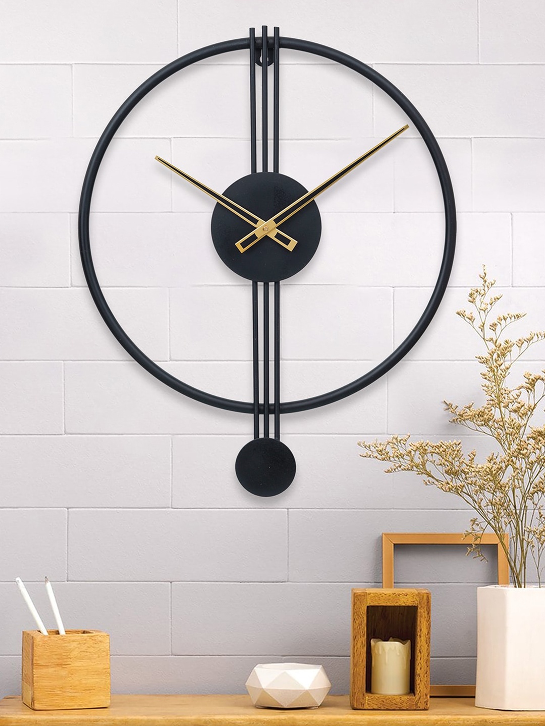 

eCraftIndia Black & Gold-Toned Round Analogue Contemporary Wall Clock