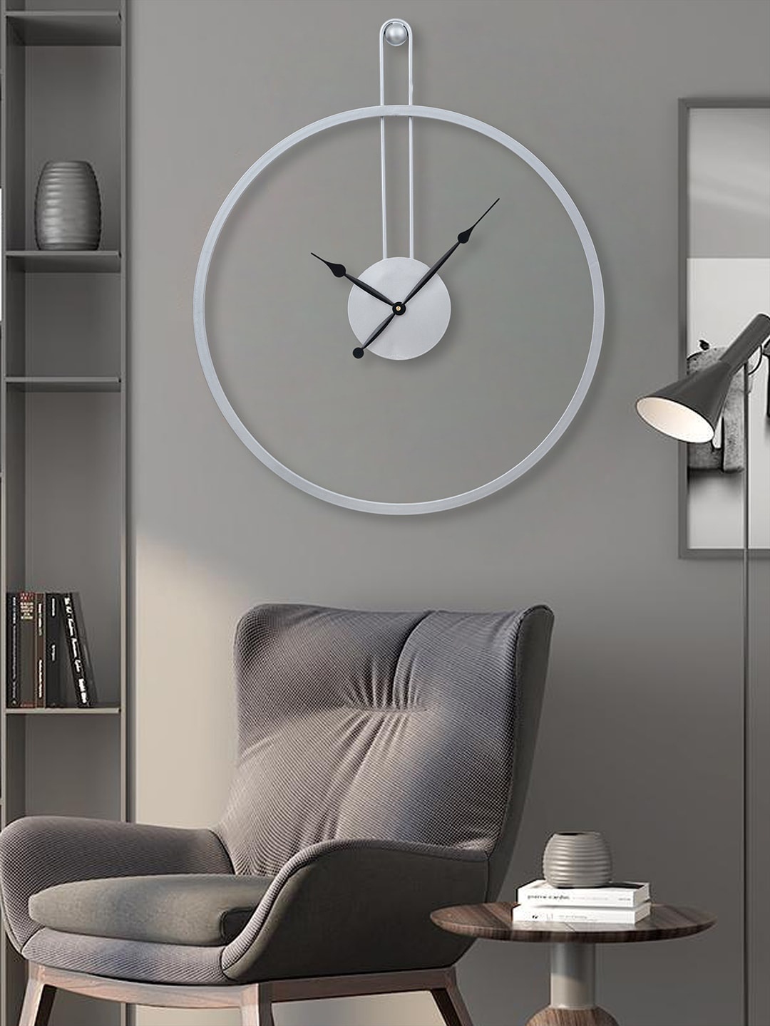 

eCraftIndia Silver-Toned & Black Round Analogue Contemporary Wall Clock