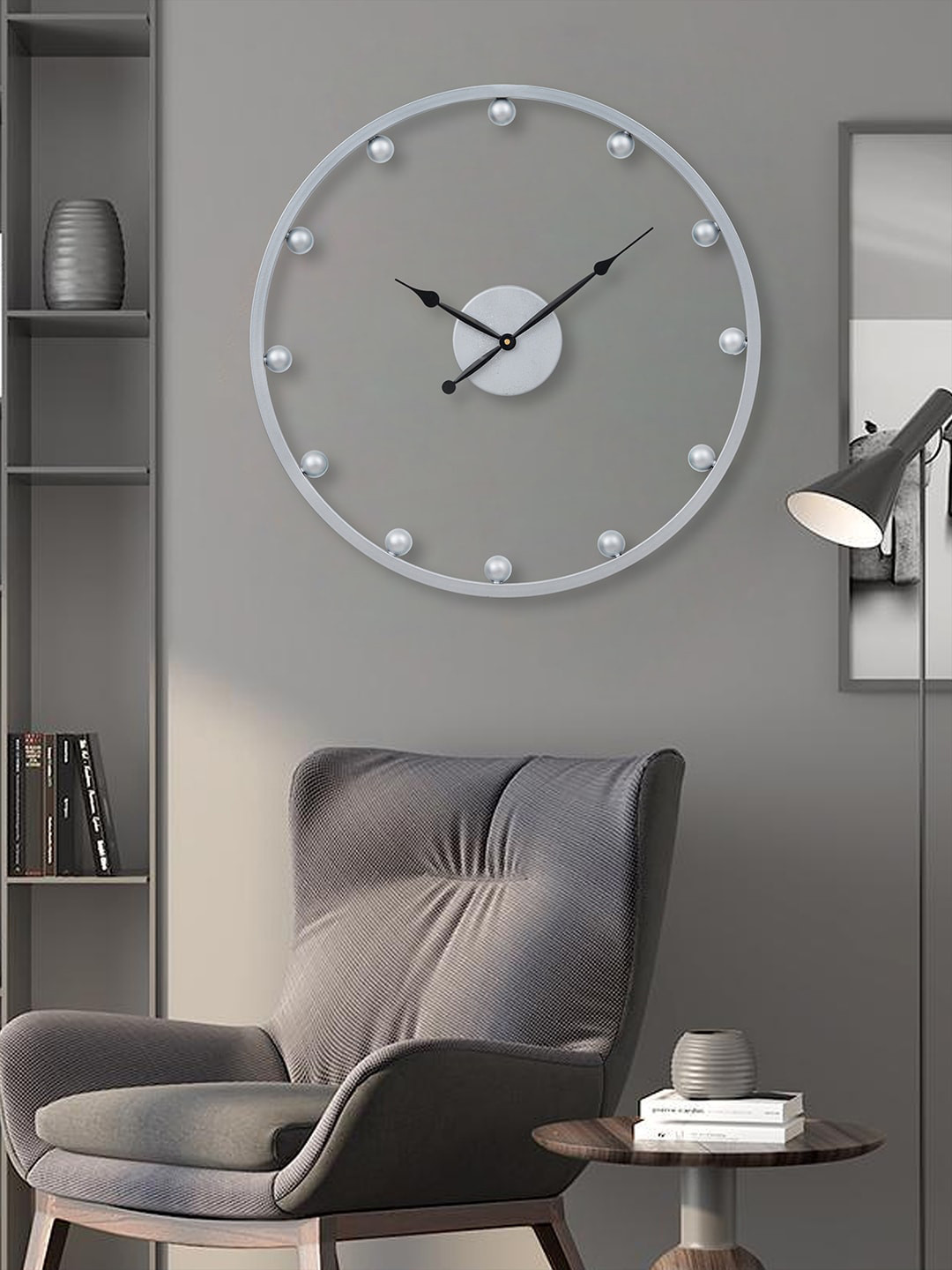 

eCraftIndia Silver-Toned & Black Round Analogue Contemporary Wall Clock