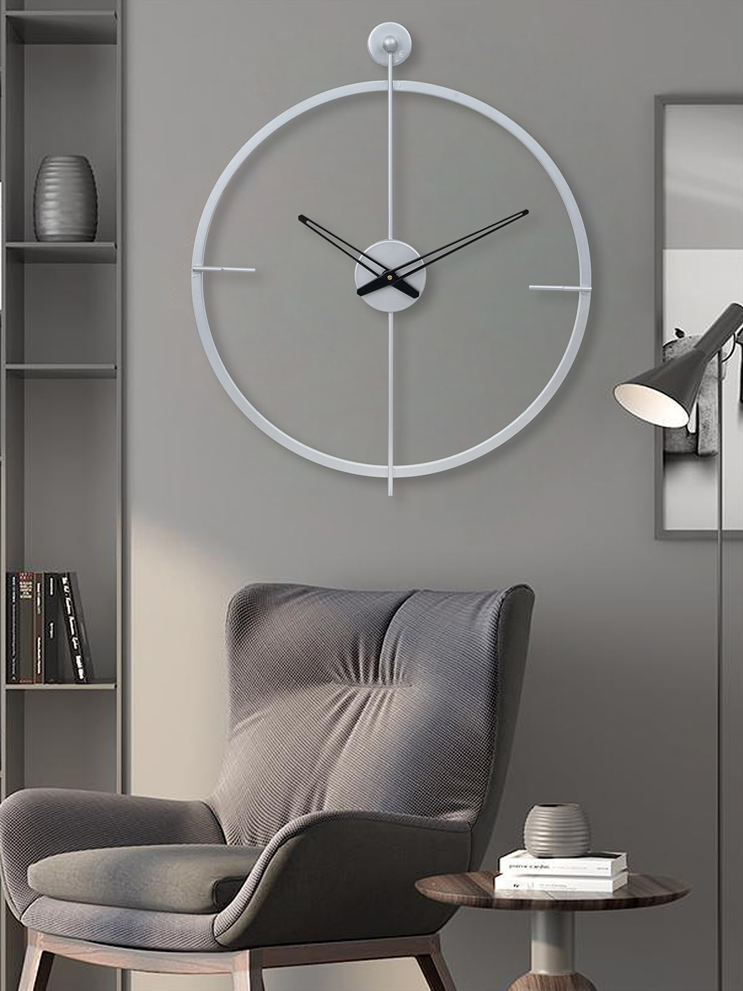 

eCraftIndia Silver-Toned & Black Round Analogue Contemporary Wall Clock