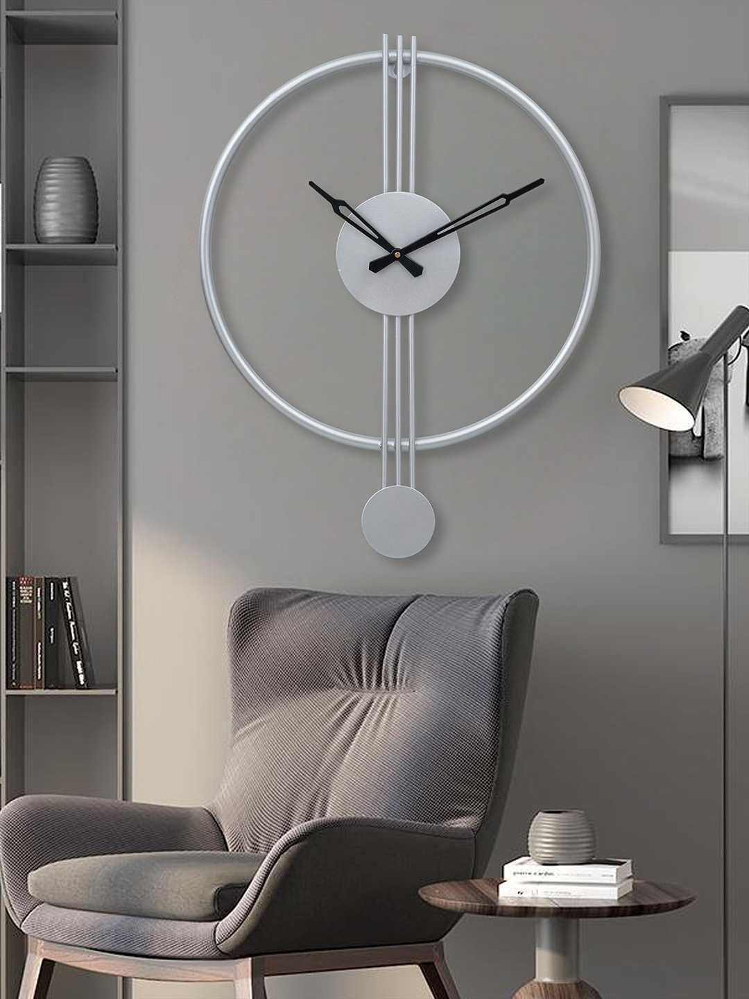 

eCraftIndia Silver-Toned & Black Round Analogue Contemporary Wall Clock