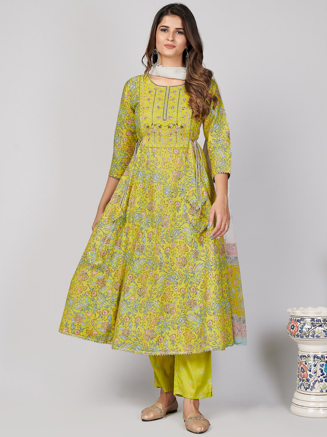 

Vbuyz Floral Printed Thread Work Kurta with Trousers & Dupatta, Green