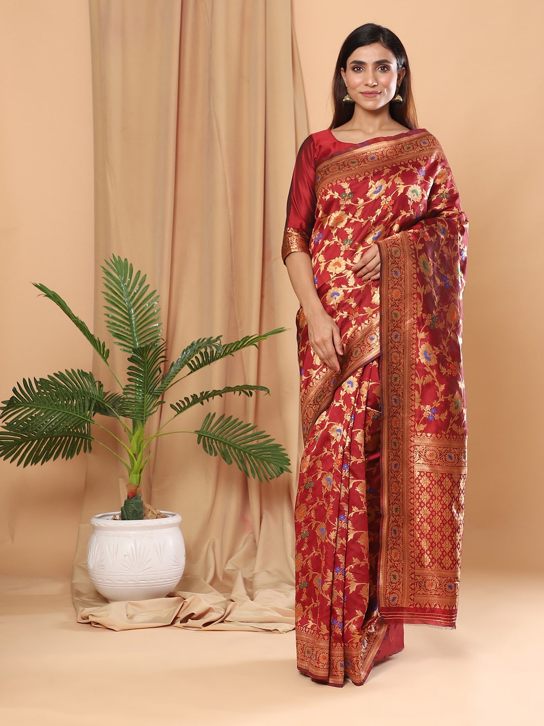 

Glemora Woven Design Floral Zari Silk Blend Kanjeevaram Saree, Maroon