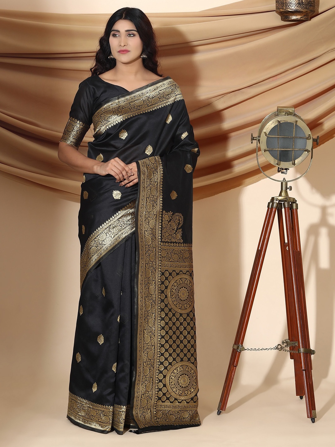 

Glemora Ethnic Motifs Woven Design Zari Silk Blend Kanjeevaram Saree, Black