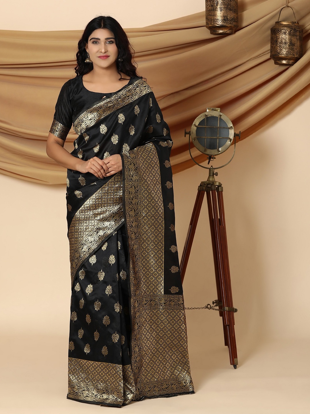 

Glemora Ethnic Motifs Woven Design Zari Kanjeevaram Saree, Black