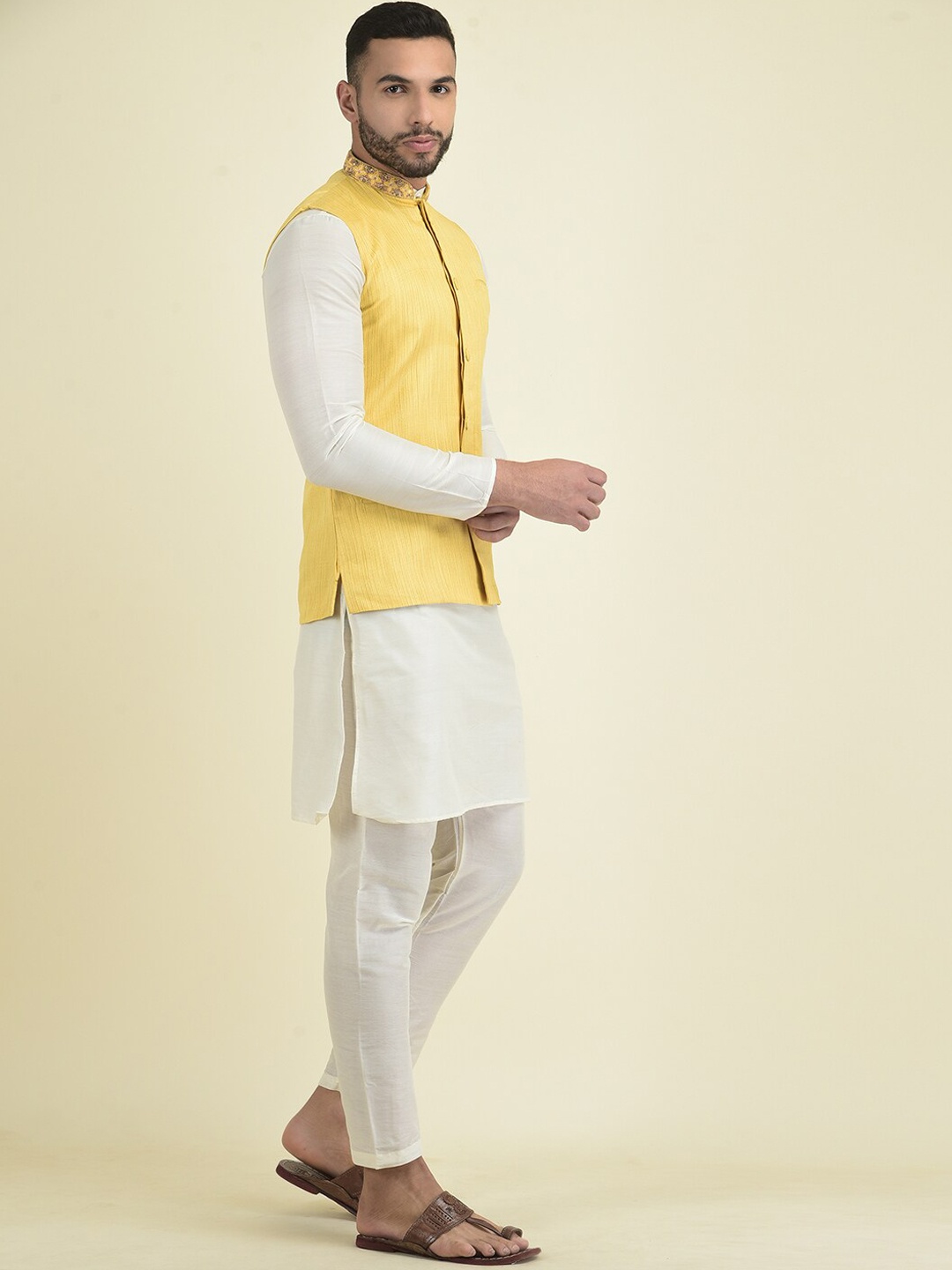 

HOUSE OF DEYANN Mandarin collar Kurta with Pyjamas & Nehru Jacket, Yellow