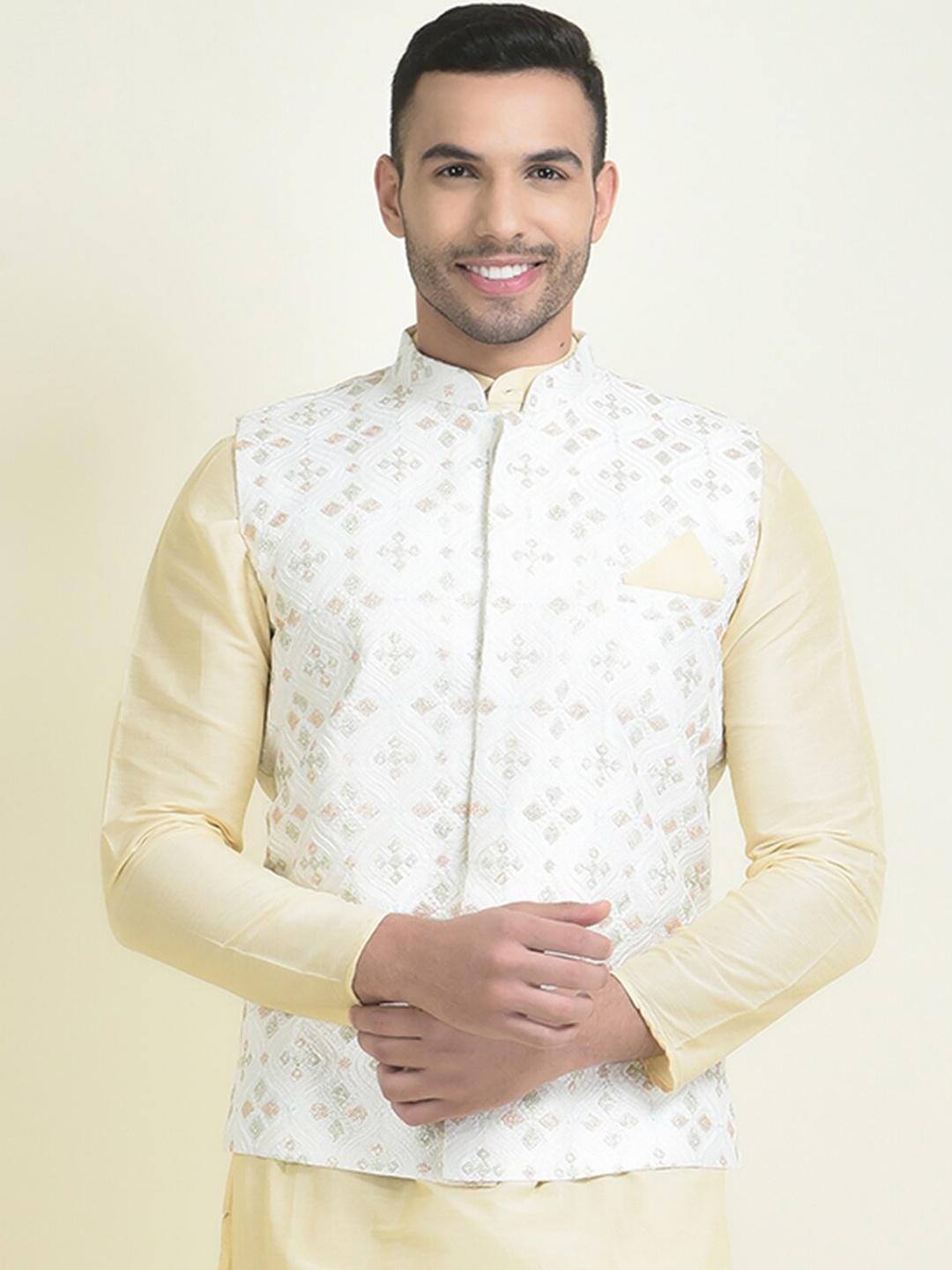 

HOUSE OF DEYANN Ethnic Motifs Embroidered Kurta & Pyjamas With Nehru Jacket, Off white